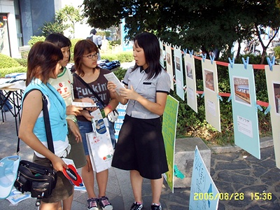 청소년들에게 이날 행사에 대해 설명하고 있는 서혜영 의원 